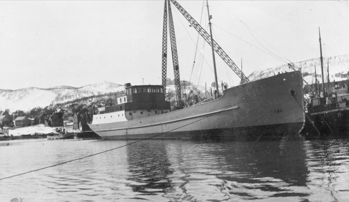 M/T "Vesco" fotografert ved Harstad Mek. Verksted (Kaarbøverkstedet), trolig like etter sjøsettingen i april-mai 1926. Krane i bakgrunnen.