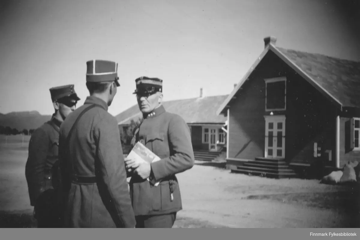 Kaptein Kvile (med ansiktet mot kamera) på Altagård 1939
