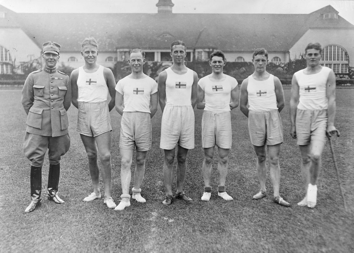 Svenska landslaget i modern femkamp, 1927. Grupporträtt framför byggnad.