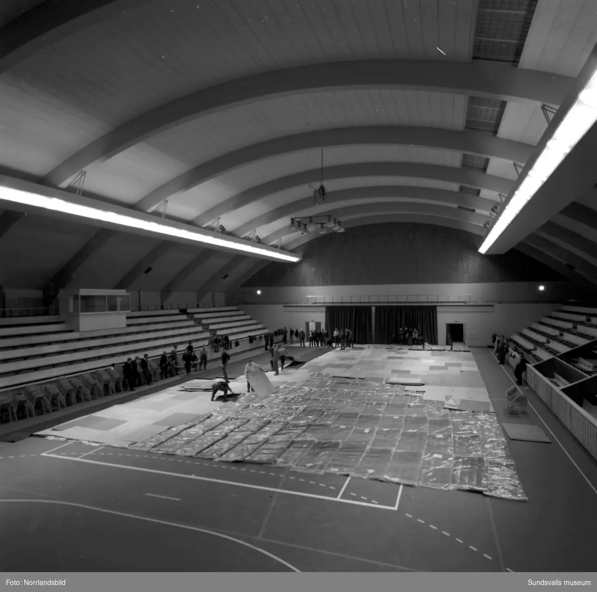 Isolering av golvet och isläggning i Sporthallen för showen Holiday on ice.