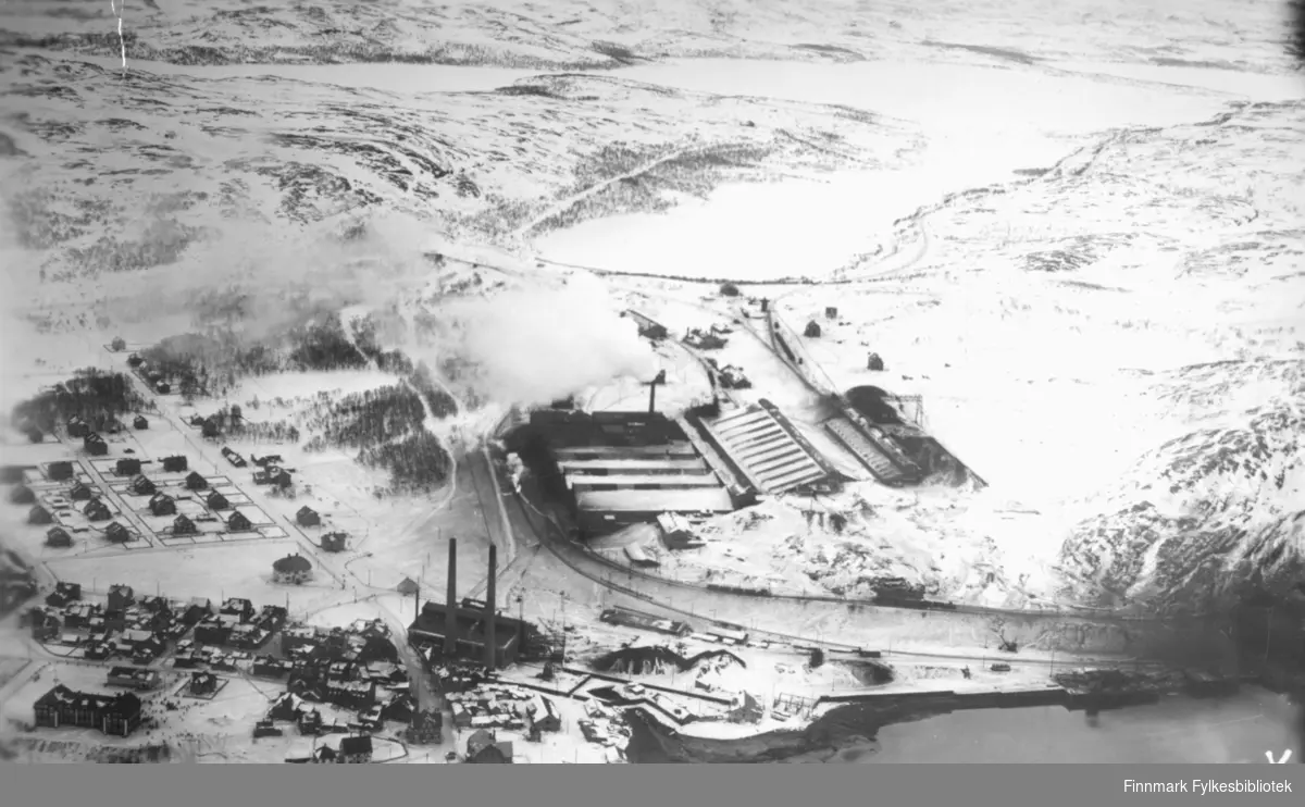 Flyfoto av Kirkenes med A/S Sydvarangers anlegg. Bildet er tatt 07.03.1935.  Foto: Garnisonsvingen,  lnt. Bodin. Klokkeslett: 11:55, Kamera: Zeiss.