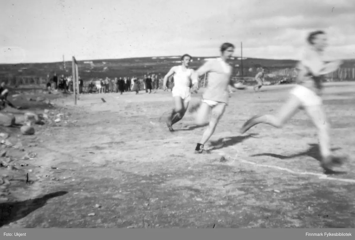 Friidrettstevne på Idrettsplassen i Vadsø. 800 eller 1500 meter løp med Torbjørn (Taba) Pedersen i ledelsen.