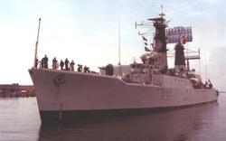 Den engelske fregatten HMS "Salisbury'" i ferd med å legge t