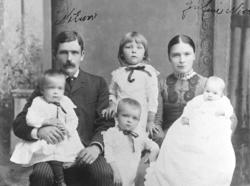 Familieportrett av en emigrantfamilie i Michigan, Usa. Moren