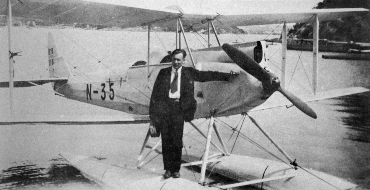 Sjøflyet "Mercur" med flyver G. Wicklund-Hansen stående på en av flottørene.