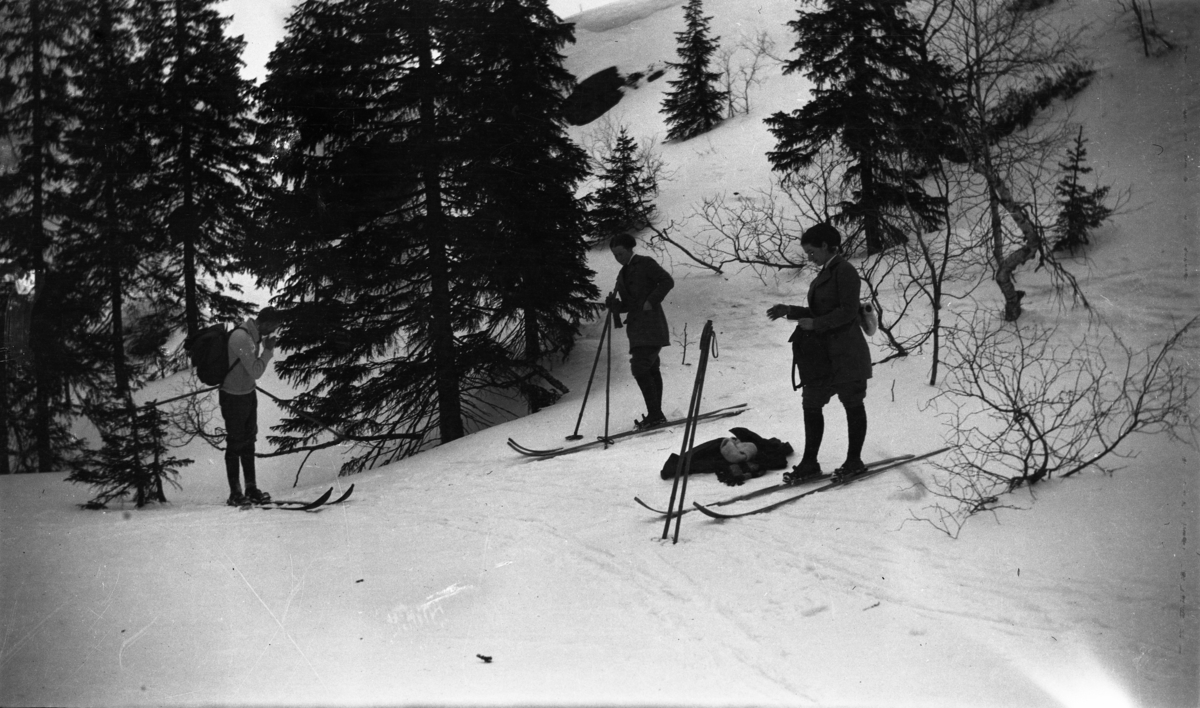 Fotoarkivet etter Gunnar Knudsen. Tre mennesker på skitur fotografert