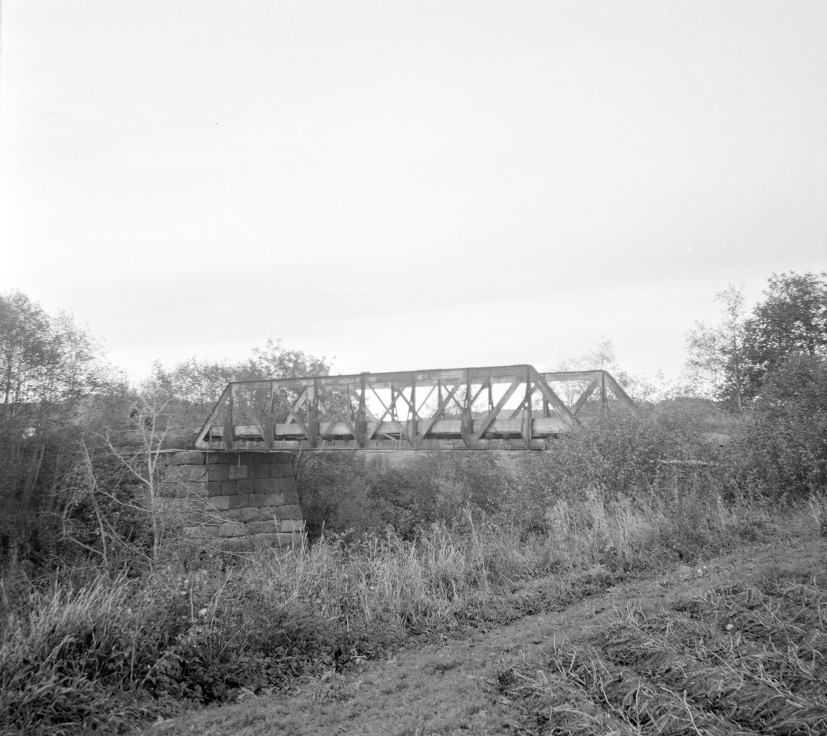 Fresti bro på nedlagte Tønsberg-Eidsfossbanen.
