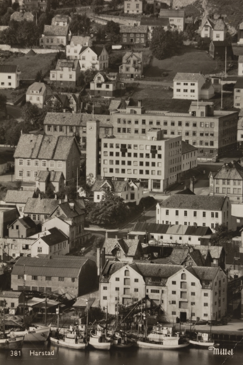 Parti av Harstad sentrum, med Kaarbøverkstedet og Bertheus Nilsenkaia i forgrunnen, og rådhuset og gammelsykehuset i bakgrunnen.