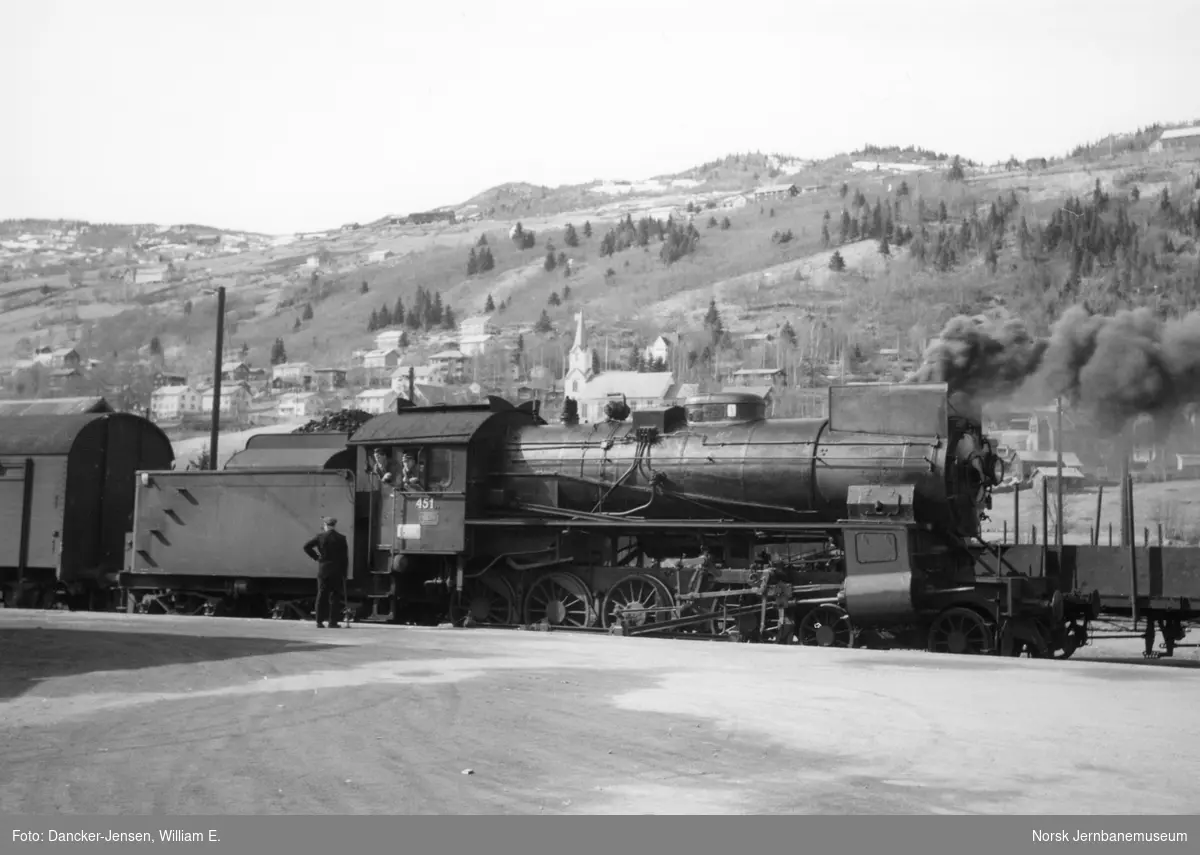 Damplokomotiv type 31b nr. 451 foran tog 602