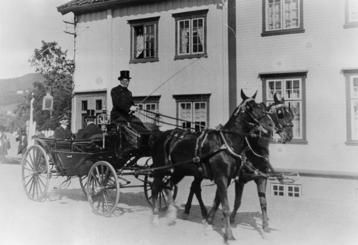 Kong Haakon VII  på Bårdshaug under åpningen av Thamshavnbanen.