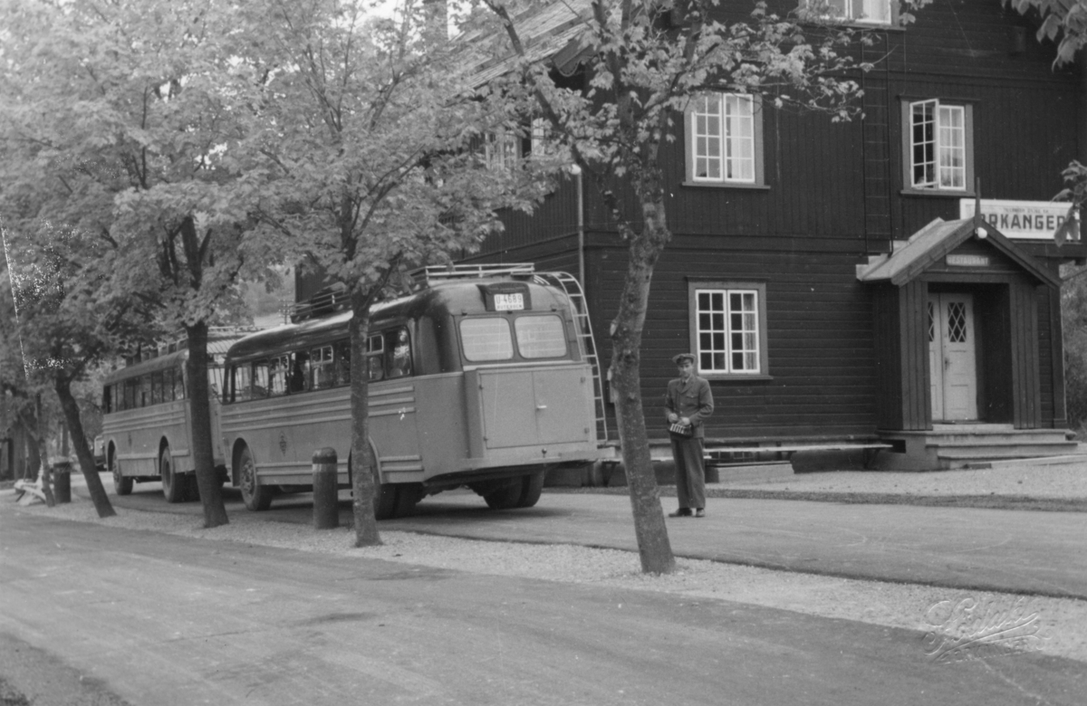 Busser og bussjåfør ved Orkanger stasjon.