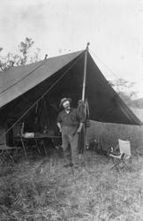 Christian Thams og Matty Christiansen ved et telt i Masai Ma