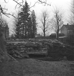 Skjelettfunn i St. Nikolas kirkeruin, i Sarpsborg. Ant. 1960