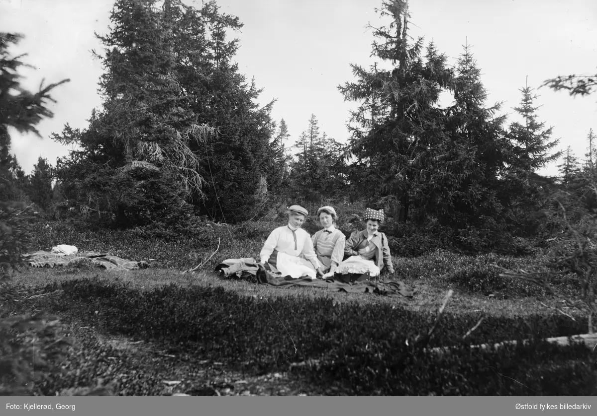 Tre ukjent kvinner raster  i skogen, ukjent sted, ca. 1910. 
Kan være i Fredrikstad-distriktet.