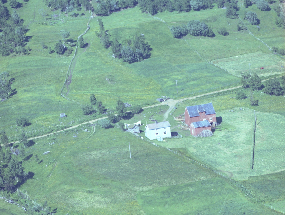 Flyfoto av gården Vika, Tranøy.