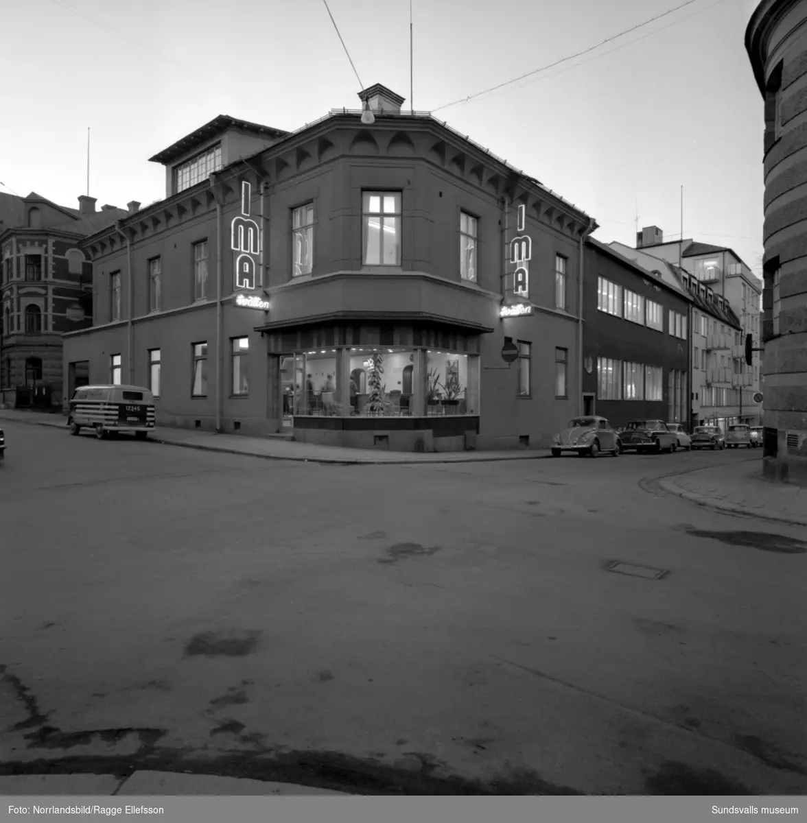 IMA-tvätten, Flyréns,  i Sundsvall vid Kyrkogatan 30 är en anrik tvättinrättning som huserat på samma plats sedan 1943. Interiörbilder med full verksamhet i lokalerna.