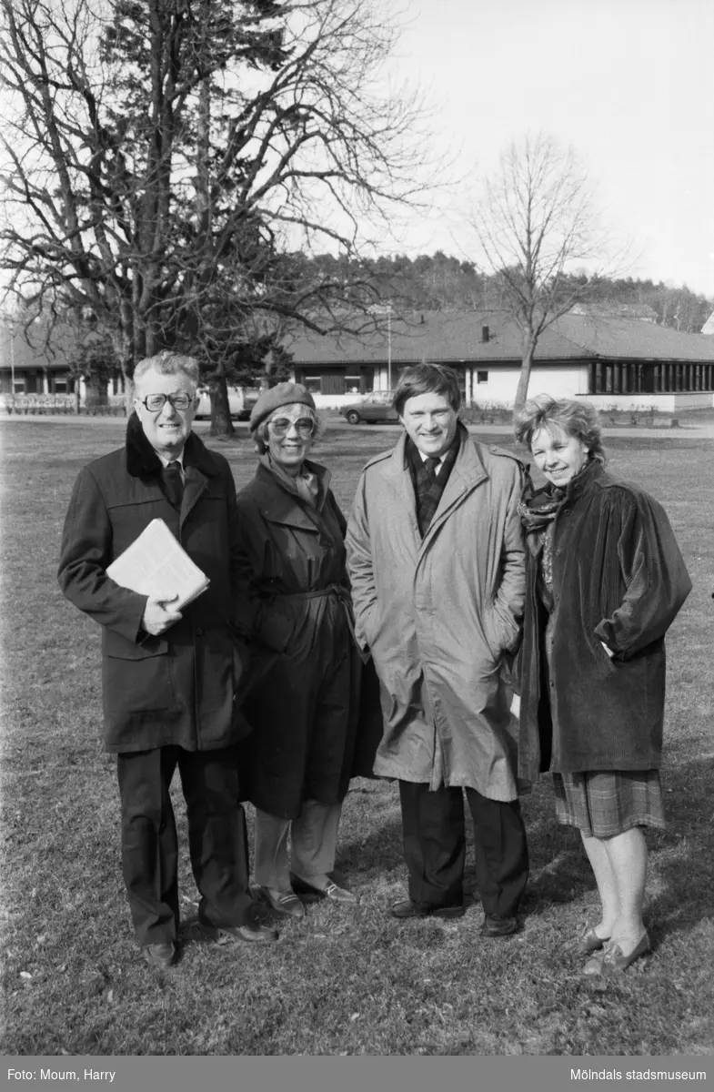 Riksdagsmän besöker Stretereds vårdhem i Kållered, år 1985. "Björn Molin, Anna-Greta Jansson, Kenth Skårvik och Verna Rydén tyckte besöket var givande."

För mer information om bilden se under tilläggsinformation.