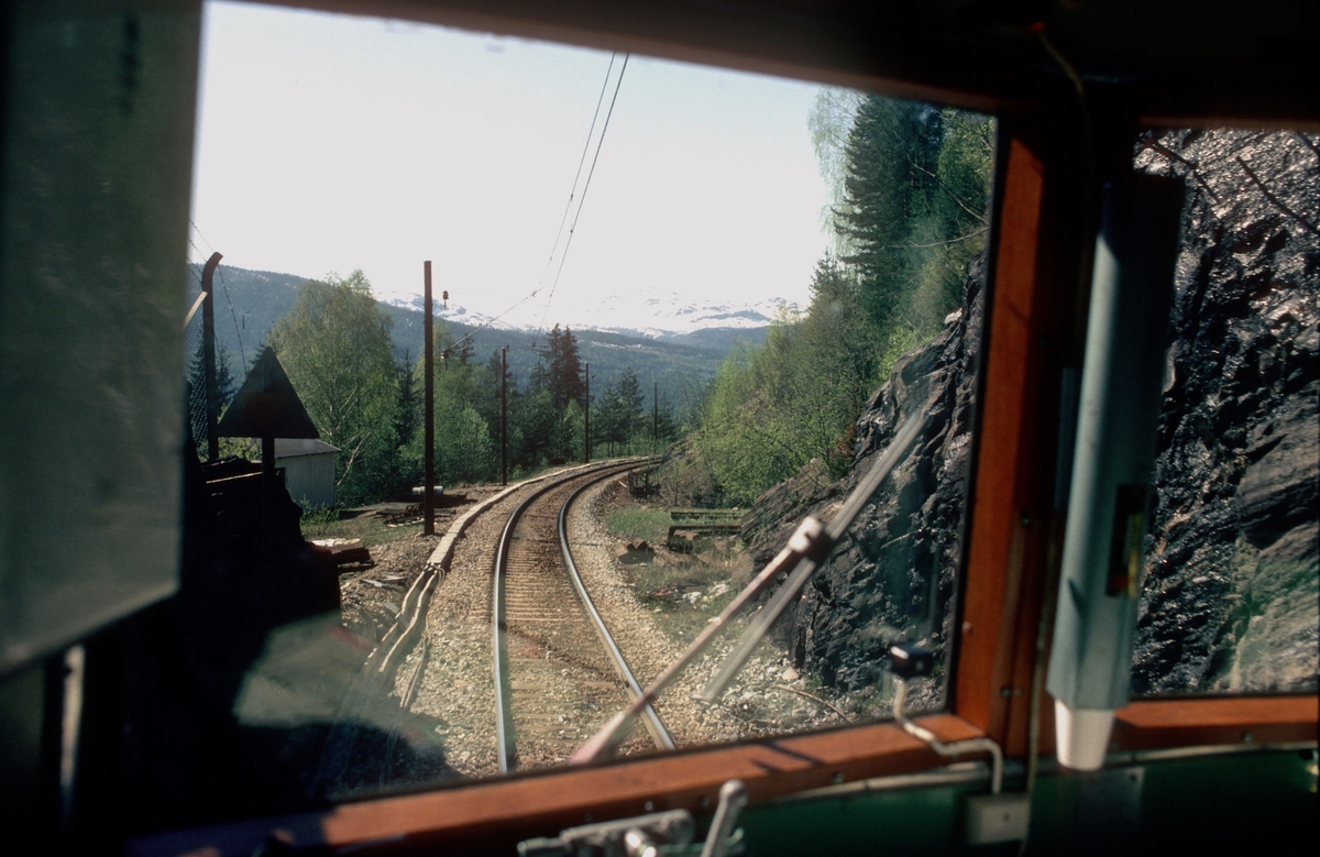 Utsyn fra lokomotivet på vei ut av Haversting-tunnelen, rett før Ørgenvika stasjon.