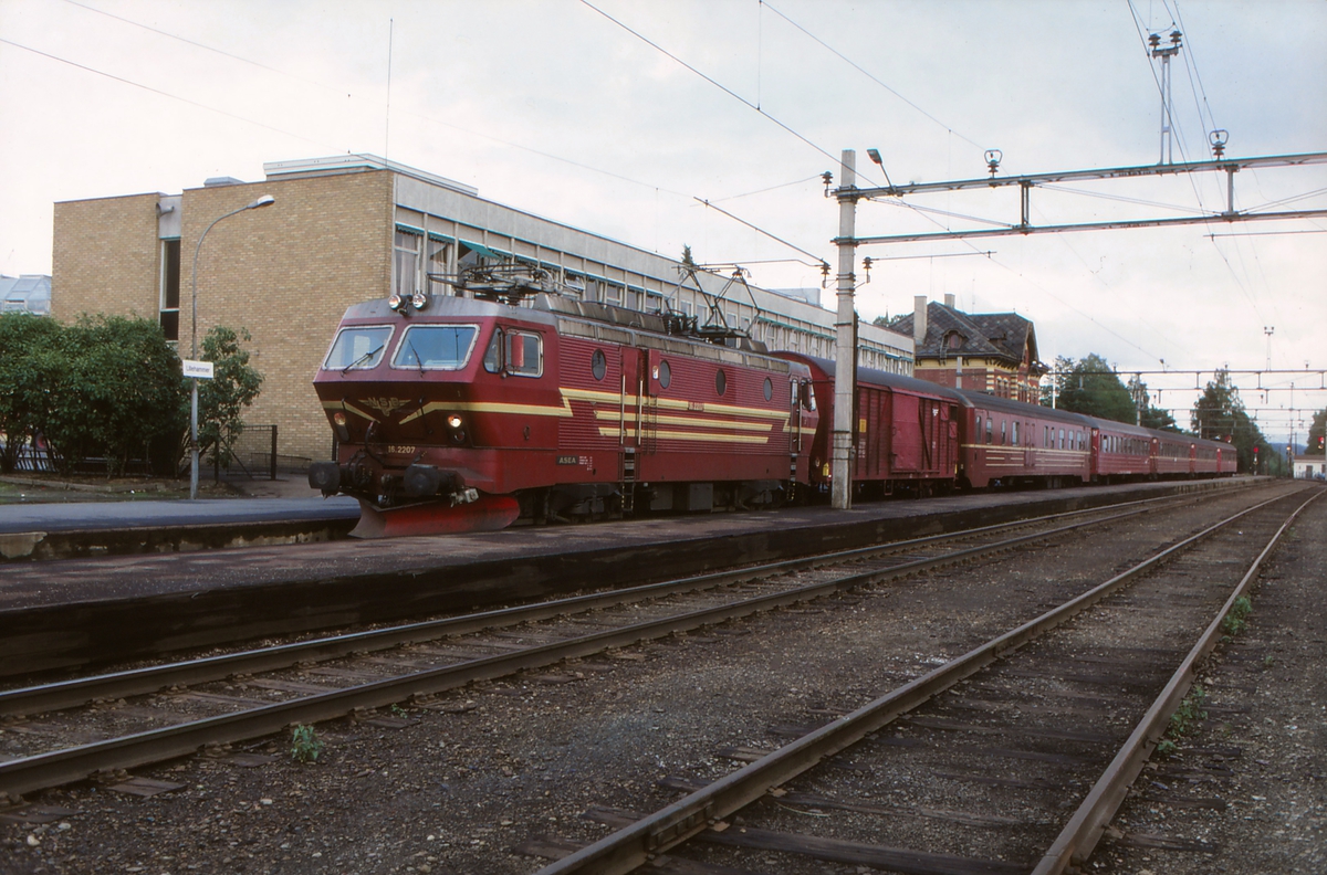 Ekspresstog til Trondheim på Lillehammer stasjon med El 16 2207.
