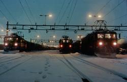 NSB godstog som venter på avgang fra Alnabru en vinterkveld.