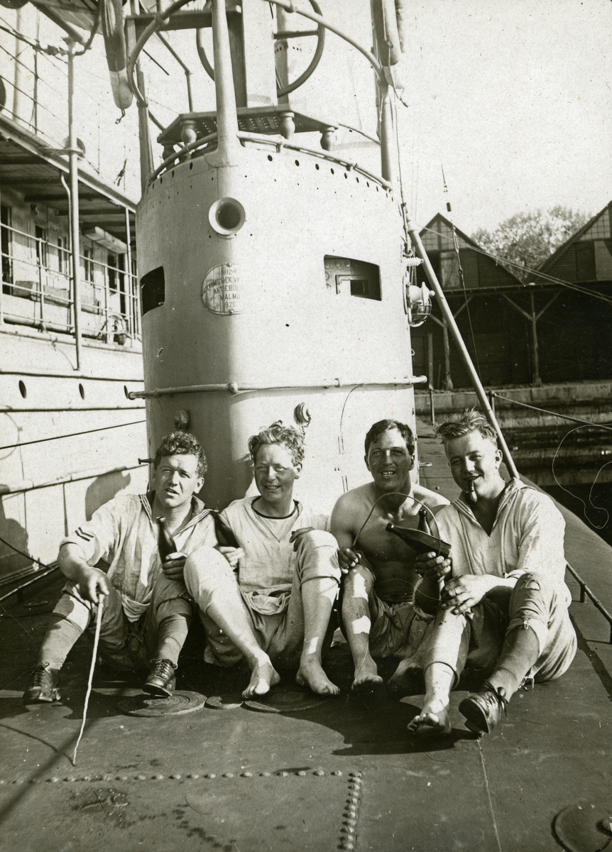 Gruppbild på sjömän ombord ubåten HAJEN II.