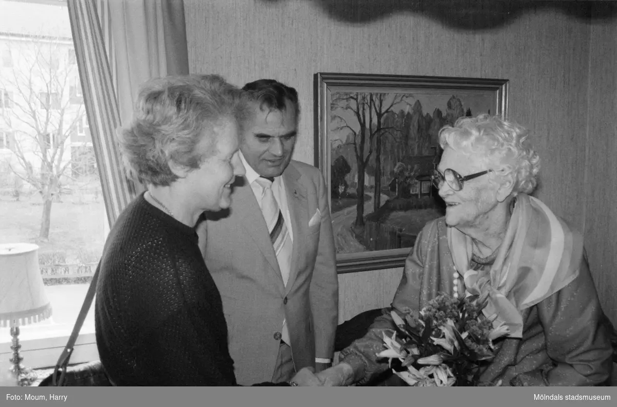 Agda Johansson firar sin 90-årsdag på Hagåkersgatan i Mölndal, år 1985. "Karin Ramsbo och Arne Lans från Lindome Hembygdsgille uppvaktade Agda Johansson."

För mer information om bilden se under tilläggsinformation.