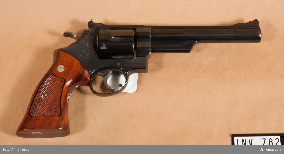 Revolver, kal. 44 Magnum, Smith & Wesson, USA.
Kaliber: 44 Magnum Tillverkningsnr N 130056. Modellen kallas enligt stämpel 29-2.