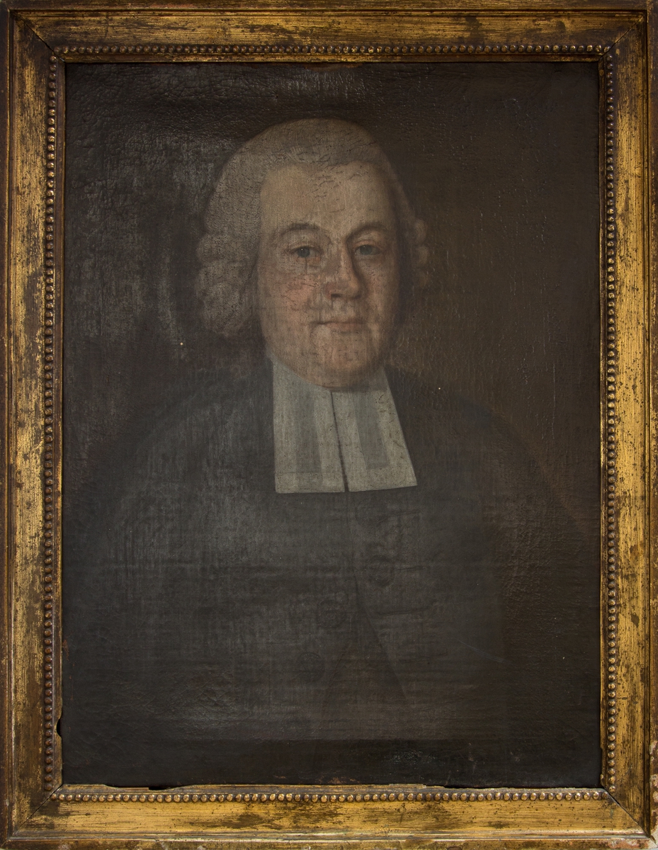 Bröstbild av präst med prästkrage och elvor och vit peruk. Mörk bakgrund.
