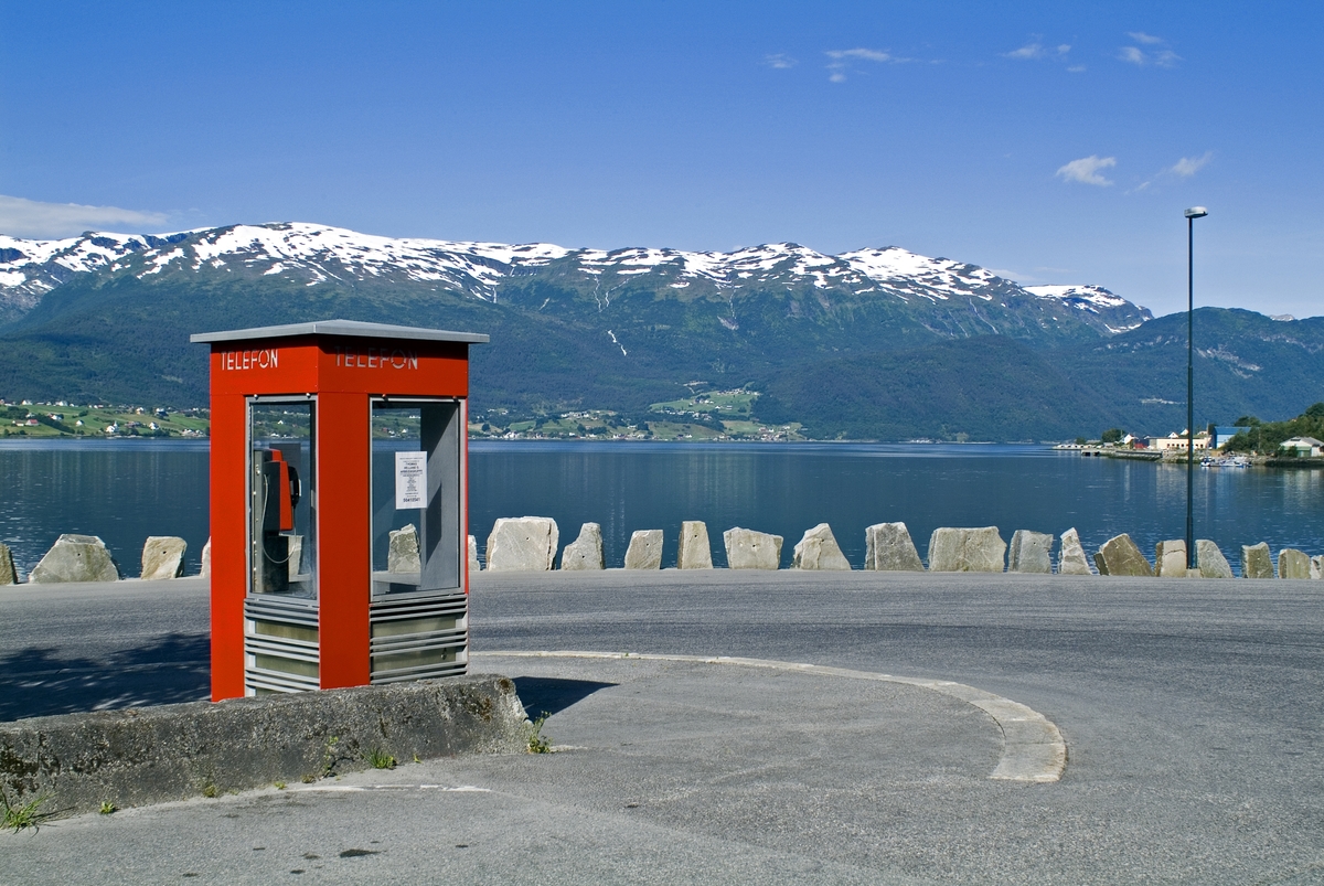 telephone-box-at-sandane-telenor-kulturarv-digitaltmuseum