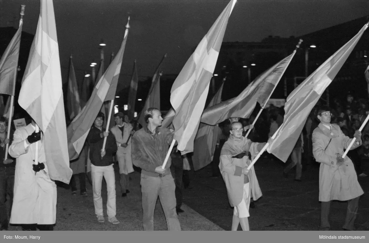 Protestmarsch vid Götaplatsen i Göteborg den 4 oktober 1984.

För mer information om bilden se under tilläggsinformation.