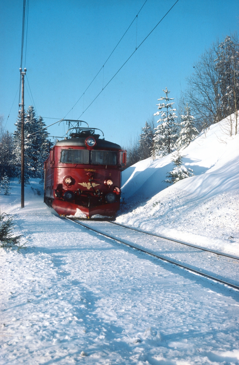 Persontog 207 (Oslo - Gjøvik) på vei inn mot Nittedal stasjon en vinterdag. Elektrisk lokomotiv El 11 2083.