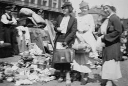 Klara Thams og to ukjente, muligens norske damer, på et lopp