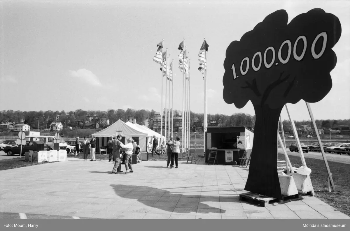 Röda Korset startar upp sin 1 miljon trädkampanj utanför IKEA i Kållered, år 1985.

För mer information om bilden se under tilläggsinformation.