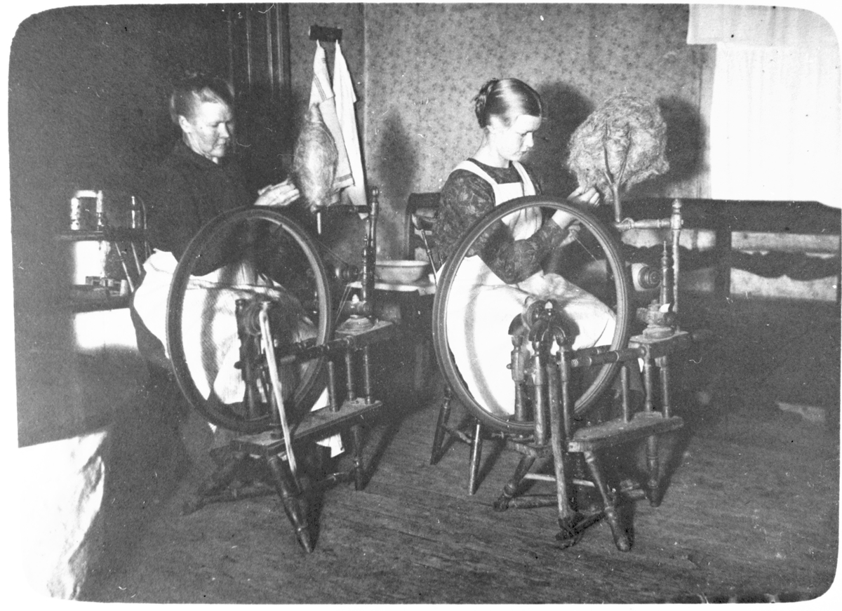 Spinning av lin och blånor. Från vänster Klara Johansson och Axelia Axelsson.  1922  Tisselskog