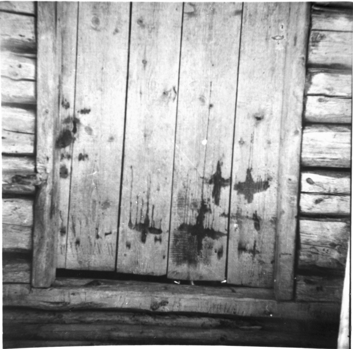 Stenserudskaserna i Stenserud. Bod-dörr påmålade.  Håbol