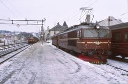 Halden stasjon. Intercity tog til Oslo S med elektrisk lokom