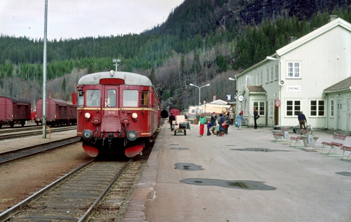 Grong stasjon med persontog til Namsos. NSB dieselmotorvogn BM 86 59.
