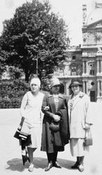 "Katta" Bjerve sammen med to damer, trolig i Monaco eller Ni