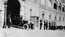 Foran slottet i Monaco.