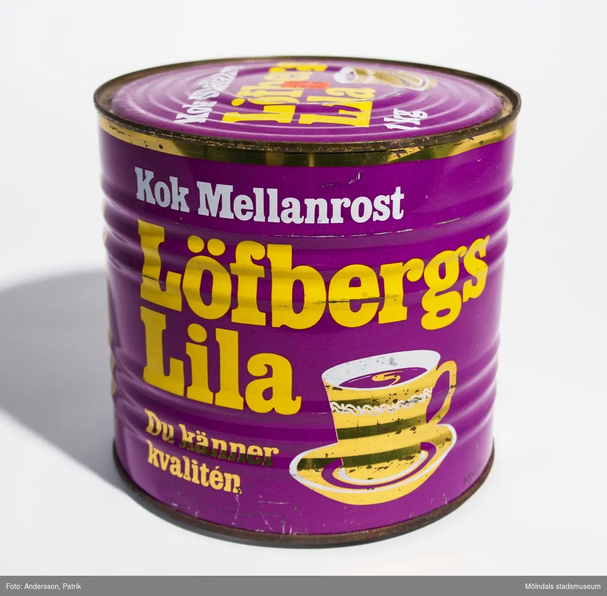 Plåtburk som innehåller 1 kg Löfbergs Lila Mellanrost Kokkaffe, tillverkat av AB Anders Löfberg Kafferosteri i Karlstad. Troligtvis tillverkad i slutet av 1970-talet eller i början 80-talet. Burken är oöppnad. Man måste använda konservöppnare för att öppna den.

Burken är lila. På burken finns texten: "Kok Mellanrost Löfbergs Lila Du känner kvalitén", tryckt i färgerna gult, vitt och guld. Bredvid finns en guldfärgad kaffekopp. Mot guldfärgad bakgrund finns även faktan: 
"1 kg KAFFE VDN FAKTA 
Malning: Kokmalet. (Två malningsgrader förekommer: bryggmalet och kokmalet.)
Rostning: Mellanrost. (Fyra rostningsgrader förekommer: ljus, mellan, mörk och fransk.) 
Vikt: 1 kg netto. 
Förpackning: Högvacuum. 
Hållbarhet: Praktiskt taget obegränsad för oöppnad förpackning (= minst 1 år.) Sedan förpackningen öppnats bör den förses med lättslutande lock (t.ex. av plast) och lagras torrt. Lagringstiden för öppnad förpackning är begränsad.
VDN 1026:4"
På locket finns också en orange prisetikett (klisteretikett): "EXTRAPRIS 12.75".