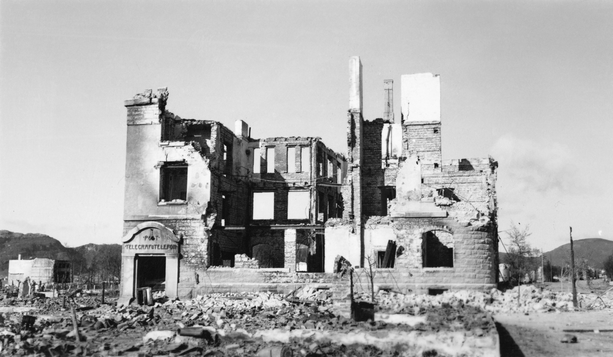 Ruinene til telegrafen og postkontoret i Bodø, etter bombingen i 1940.