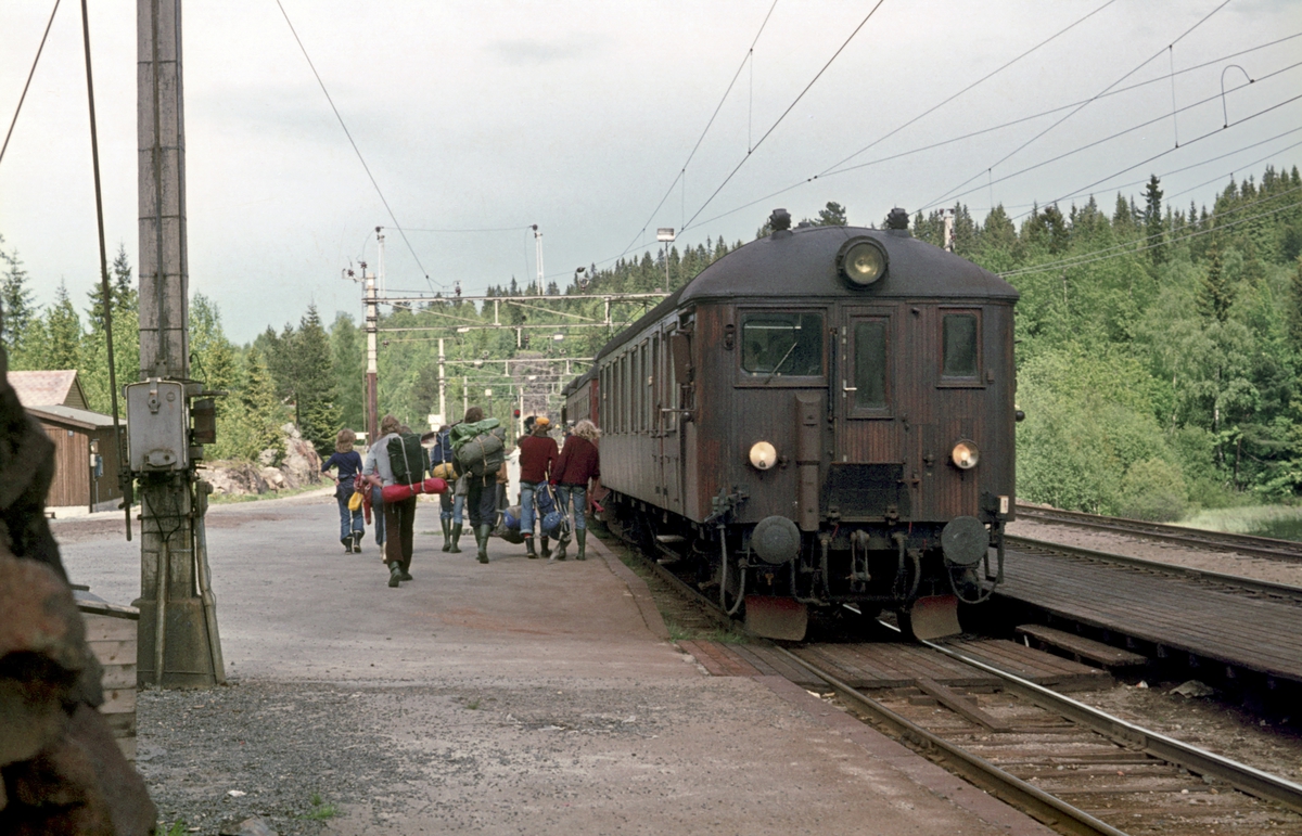 Lokaltog til Oslo Ø har stoppet på Movatn stasjon i Nordmarka. Turgåere med ryggsekker går om bord.
