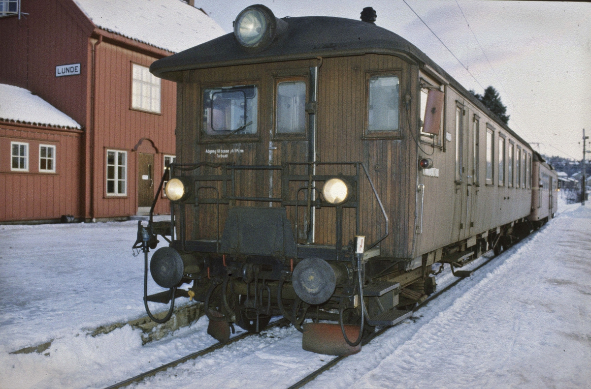 Lokaltog til Nordagutu i Lunde stasjon. NSB elektrisk motorvognsett type 65.