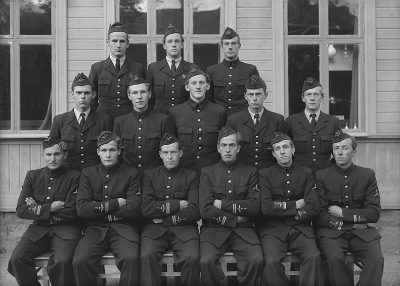Elever vid furirskolan för flygplansmekaniker på F 3 Östgöta flygflottilj, 1947-1948. Del av klass, elever från F 3. Grupporträtt framför byggnad.