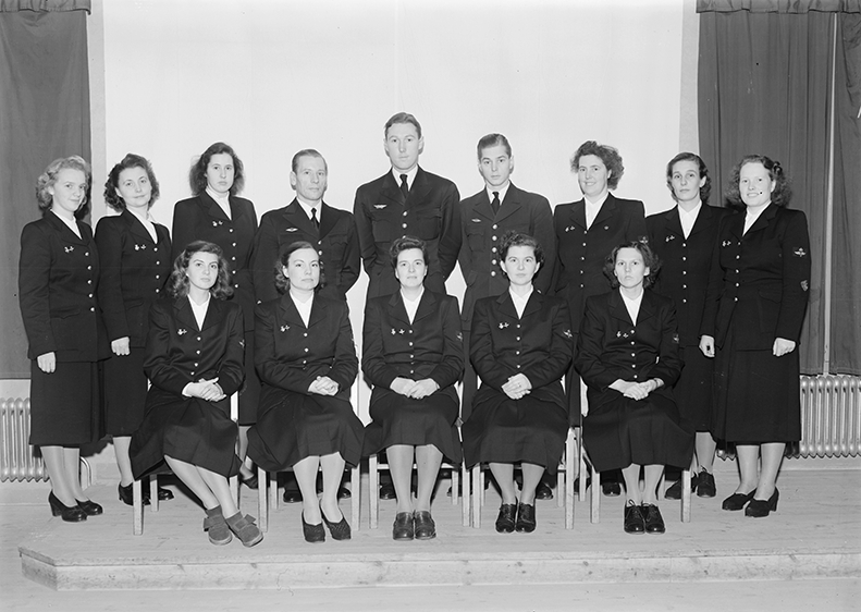 Signallottor med instruktörer på F 3 Östgöta flygflottilj, 1948. Grupporträtt inomhus.