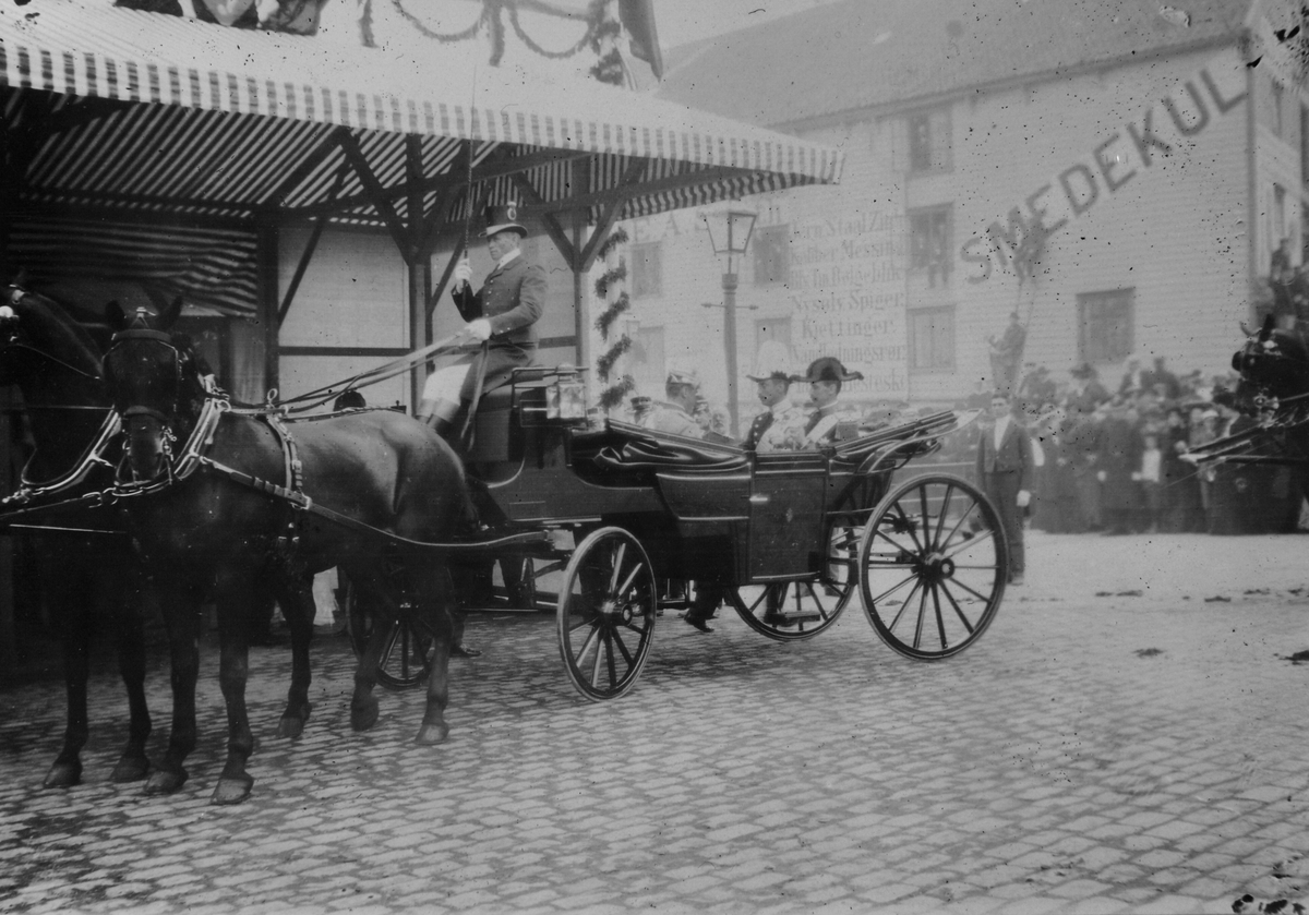 Fra kroningen i juni 1906 i Trondheim. Kong Haakon sitter ved siden av sin bror Christian.