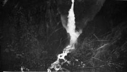 Fotoarkivet etter Gunnar Knudsen. Naturlandskap, foss.
