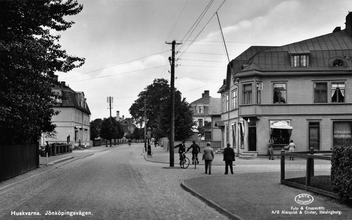 Jönköpingsvägen i Huskvarna. I huset till vänster ligger en Radioaffär och till höger finns G. Wigardts Lager.