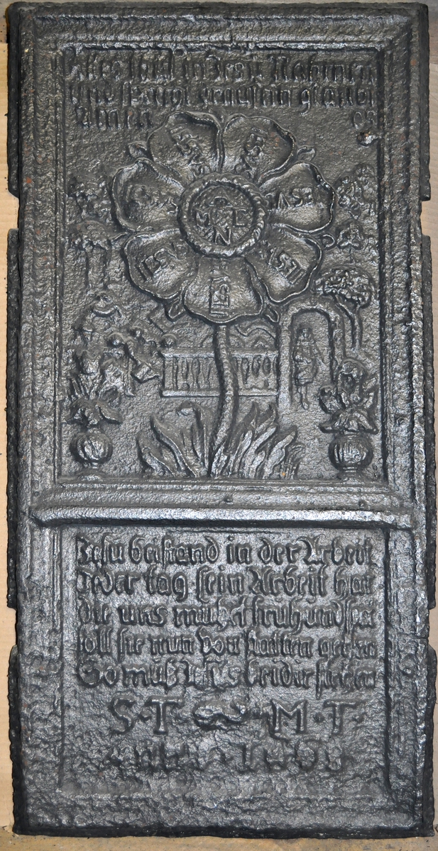 Fra protokollen (R. Berge):
Omn i ei høgd (botnplate vantar) med støypemynster i barok. Bakplata hev øvst denne innskrifti: "Alles thut in Jesu Nahm" "und so reths(?) drauf ein glaube Amen". 
Under denne ein stor sjaubladd blom, i kvart krunblad ordet: IESVS, i blomcentrum bokstavane A.M.E.N. Under blomen ymse motiv. Under desse att innskrifti: "Jesu beistand in der (Arbeit Jeder tag sein) Arbeit hat die uns mühel(?) früh und spät soll sie men von statten(?) gehen So müss Jesus bei dir stehen."
ST Anno (Jahr)  MT 1668 (Aarst. utydelegt).
Framstamnen som bakstamnen, men vantar alt som er nedanfor blomen.
Langsidune hev eit stort landskap, med ein islagd kanal(?), der ein mann gjeng paa (is)styltrur; han hev mist den eine og held paa aa dette i koll. Bak honom paa isen ser ein folk skuvar kvarandre paa kjolke. Bak kanalen landskap. Ikring bilætet er ei raame av baroksveivar. Yvi raama er ei innskrift, som luar: "Wer will närsisch(?) grösser sein Schadt ihm (je?) ... legt umehr ein."
Under bilætet au tysk innskrift, men støypingi er paa baae platune so utydeleg at ein fær kje samanheng i ho. 
Hyrneskinune vantar.