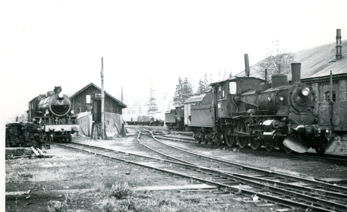 Damplok type 27a nr. 234 (t.h.) på Kongsvinger stasjon. I bakgrunnen (t.v.) SJ damplok A8 nr. 1808., som ble benyttet i Svenska Järnvägsklubbens veterantog.